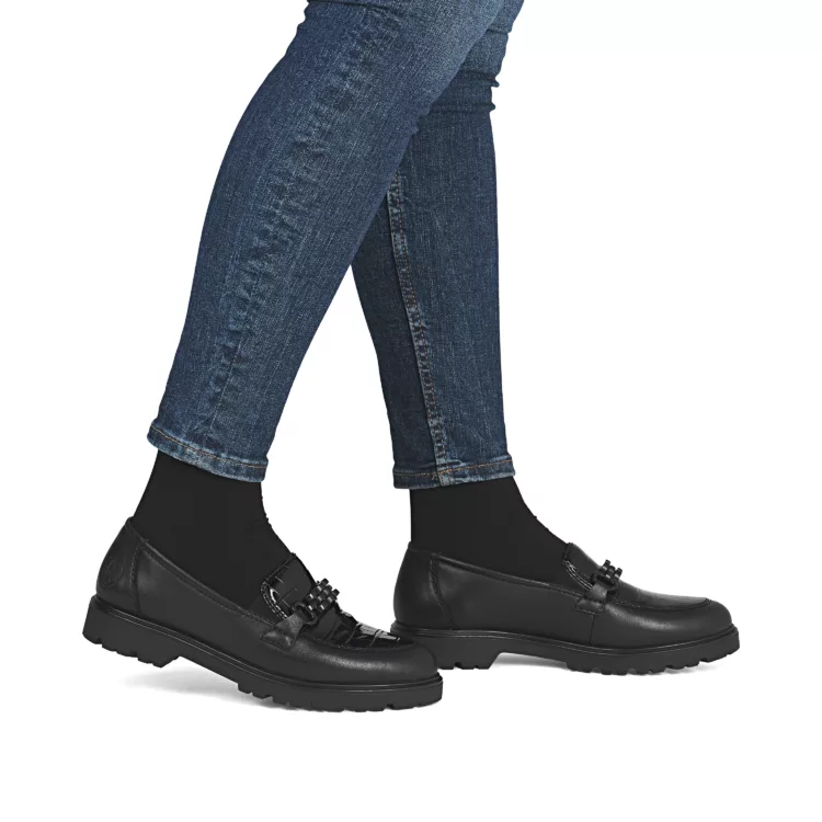 Mocassins noirs de la marque Rieker pour femmme. Référence 45561-01 Noir. Disponible chez Chauss'Family magasin de chaussures à Issoire.