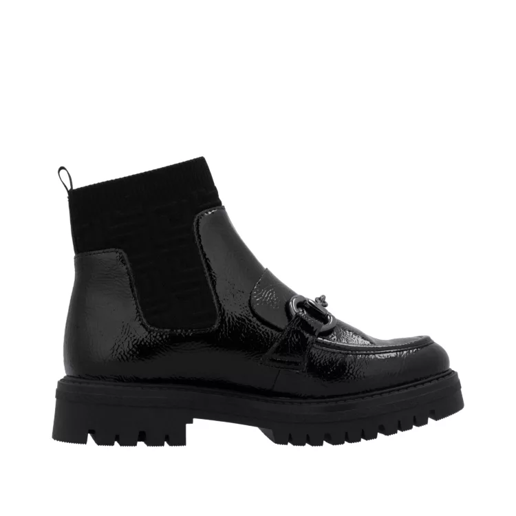 Bottines noires vernies de la marque Rieker pour femme. Référence : 47573-00 Black. Disponible chez Chauss'Family magasin de chaussures à Issoire.