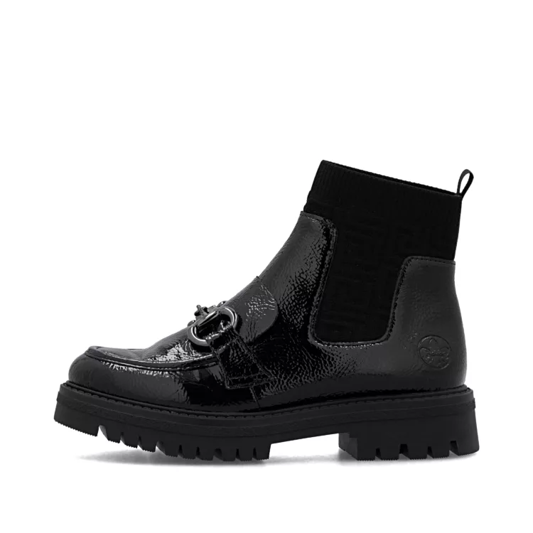 Bottines noires vernies de la marque Rieker pour femme. Référence : 47573-00 Black. Disponible chez Chauss'Family magasin de chaussures à Issoire.