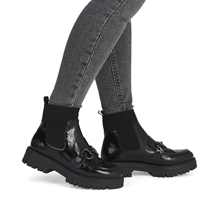 Bottines noires vernies de la marque Rieker pour femme. Référence : 47573-00 Black. Disponible chez Chauss'Family magasin de chaussures à Issoire.