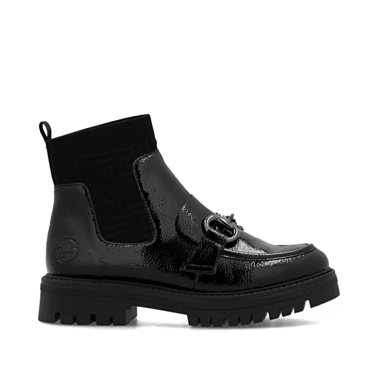 Bottines noires vernies de la marque Rieker pour femme. Référence : 47573-00 Black. Disponible chez Chauss'Family magasin de chaussures à Issoire.