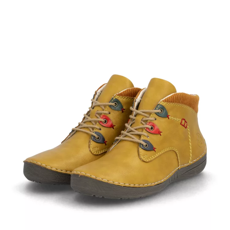 Bottines jaunes de la marque Rieker pour femme. Référence : 2544-68 Jaune. Disponible chez Chauss'Family magasin de chaussures à Issoire.