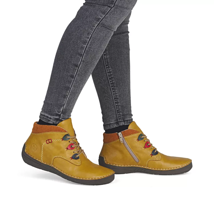 Bottines jaunes de la marque Rieker pour femme. Référence : 2544-68 Jaune. Disponible chez Chauss'Family magasin de chaussures à Issoire.
