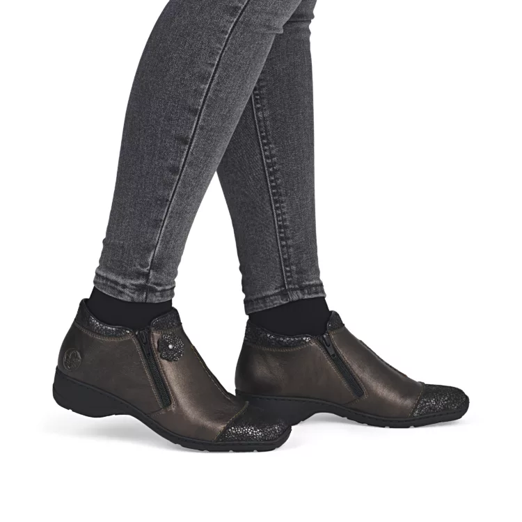 Bottillons bronze pour femme de la marque Rieker. Référence 58388-25 Bosra. Disponible chez Chauss'Family magasin de chaussures à Issoire.