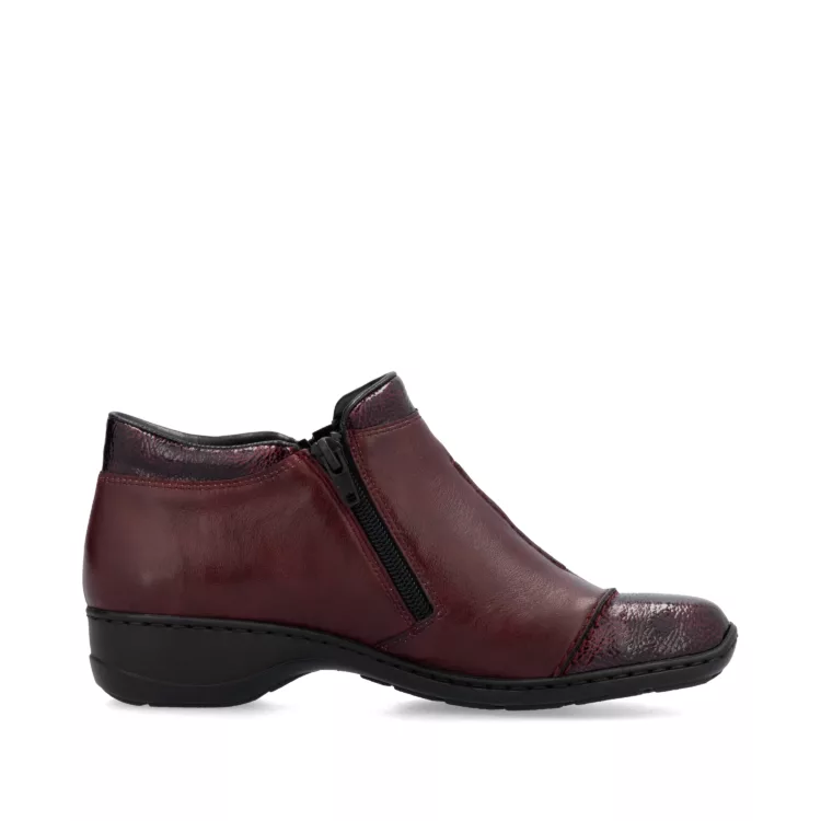 Bottillons bordeaux pour femme de la marque Rieker. Référence 58388-36 Bordeaux. Disponible chez Chauss'Family magasin de chaussures à Issoire.