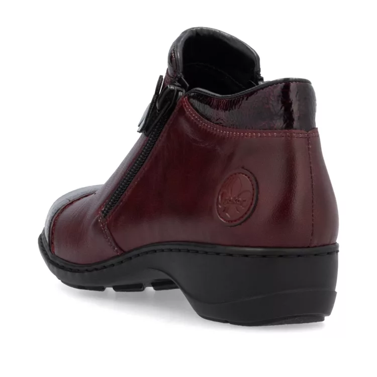 Bottillons bordeaux pour femme de la marque Rieker. Référence 58388-36 Bordeaux. Disponible chez Chauss'Family magasin de chaussures à Issoire.