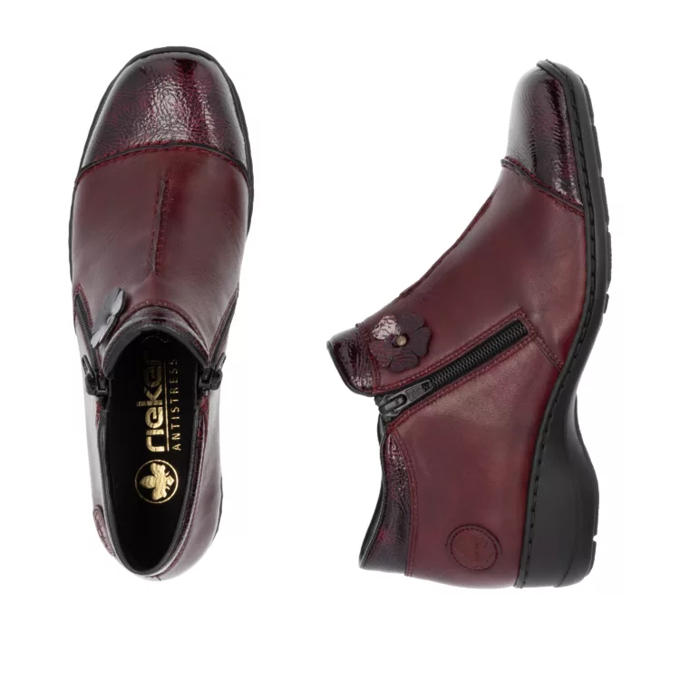 Bottillons bordeaux pour femme de la marque Rieker. Référence 58388-36 Bordeaux. Disponible chez Chauss'Family magasin de chaussures à Issoire.