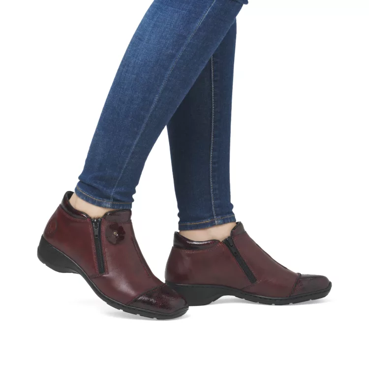 Bottillons bordeaux pour femme de la marque Rieker. Référence 58388-36 Bordeaux. Disponible chez Chauss'Family magasin de chaussures à Issoire.