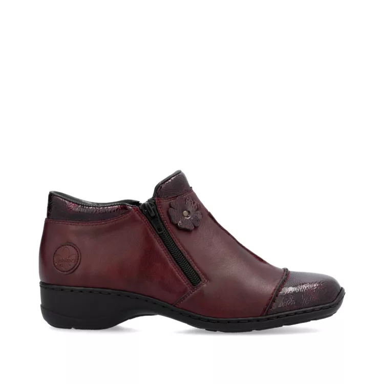 Bottillons bordeaux pour femme de la marque Rieker. Référence 58388-36 Bordeaux. Disponible chez Chauss'Family magasin de chaussures à Issoire.
