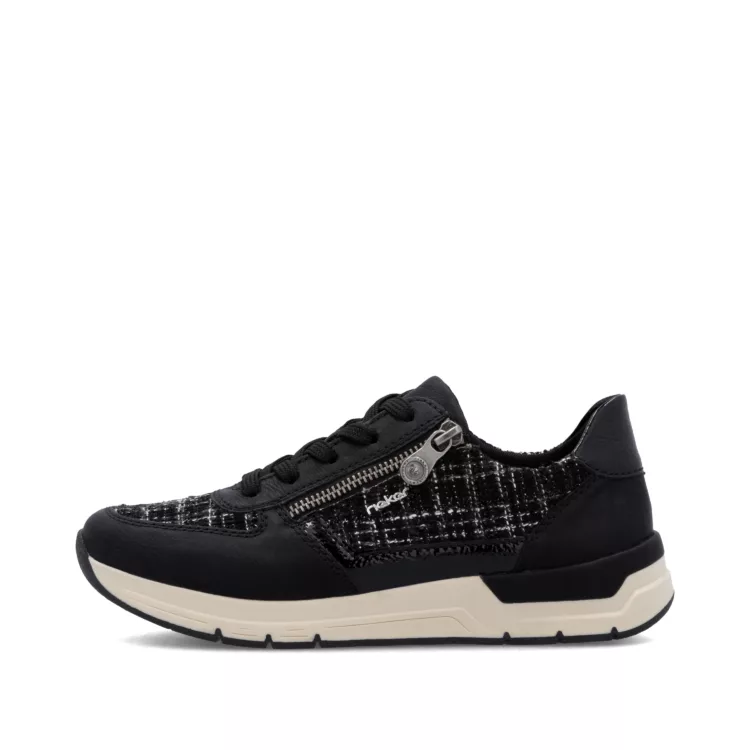 Baskets noires de la marque Rieker pour femme. Référence : 58902-01 Noir. Disponible chez Chauss'Family magasin de chaussures à Issoire.