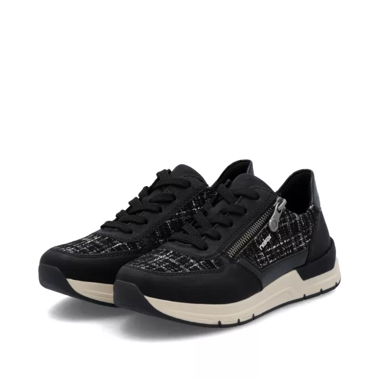 Baskets noires de la marque Rieker pour femme. Référence : 58902-01 Noir. Disponible chez Chauss'Family magasin de chaussures à Issoire.
