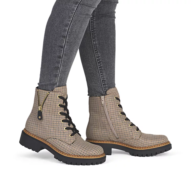 Bottines motif pied de poule Rieker pour femme. Référence : 72617-60 Beige. Disponible chez Chauss'Family magasin de chaussures à Issoire.