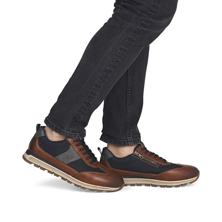 Baskets larges marron et bleu pour homme de la marque Rieker. Référence : B0507-24 Ocean. Disponible chez Chauss'Family magasin de chaussures à Issoire.