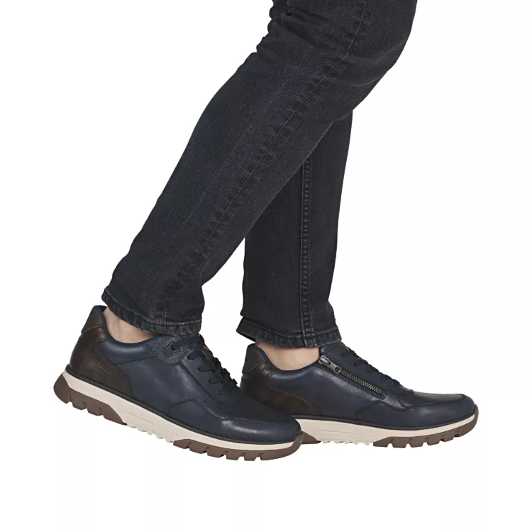 Baskets grande largeur bleues de la marque Rieker. Référence : B9301-14 Pazifik. Disponible chez Chauss'Family magasin de chaussures à Issoire.