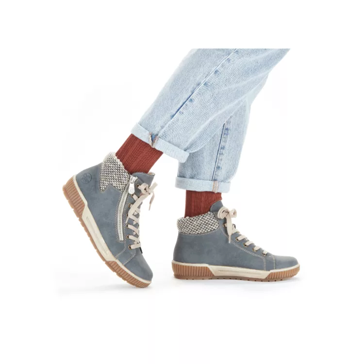 Baskets montantes bleu clair de la marque Rieker pour femme. Référence : N0709-14 Bleu. Disponible chez Chauss'Family magasin de chaussures à Issoire.