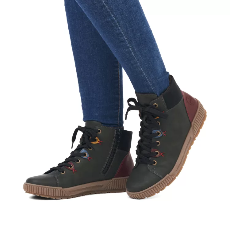 Baskets montantes vertes de la marque Rieker. Référence : N0711-54 Vert. Disponible chez Chauss'Family magasin de chaussures à Issoire.