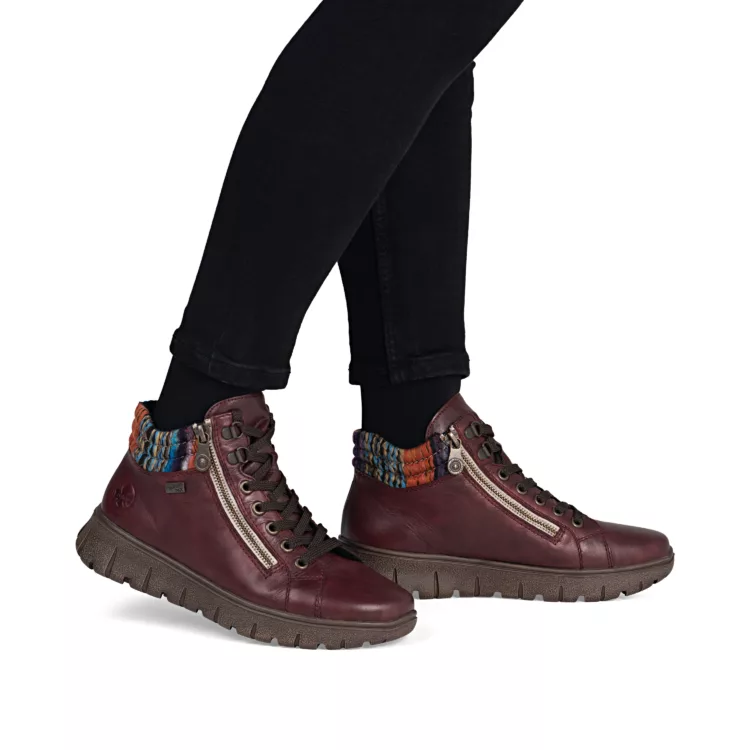 Baskets montantes bordeaux de la marque Rieker. Référence : N1305-35 Bordeaux. Disponible chez Chauss'Family magasin de chaussures à Issoire.