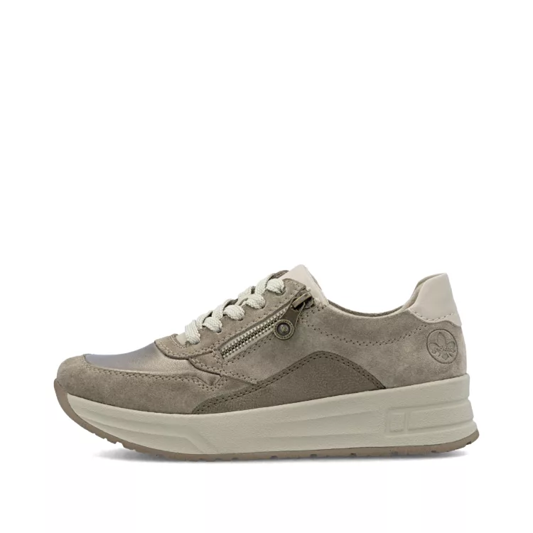 Baskets larges beiges de la marque Rieker pour femme. Référence : N8114-61 Beige. Disponible chez Chauss'Family magasin de chaussures à Issoire.