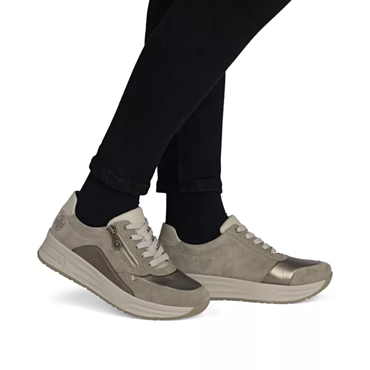 Baskets larges beiges de la marque Rieker pour femme. Référence : N8114-61 Beige. Disponible chez Chauss'Family magasin de chaussures à Issoire.