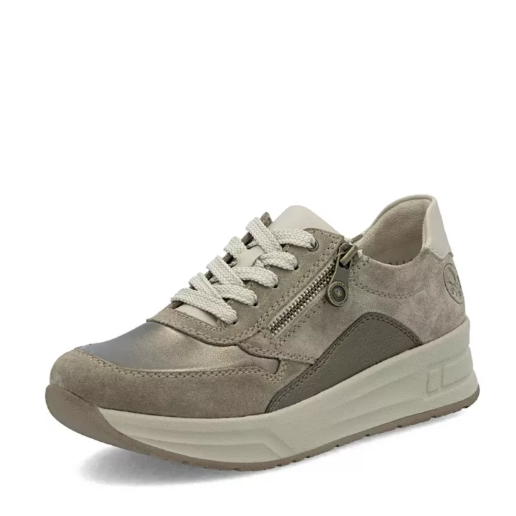 Baskets larges beiges de la marque Rieker pour femme. Référence : N8114-61 Beige. Disponible chez Chauss'Family magasin de chaussures à Issoire.