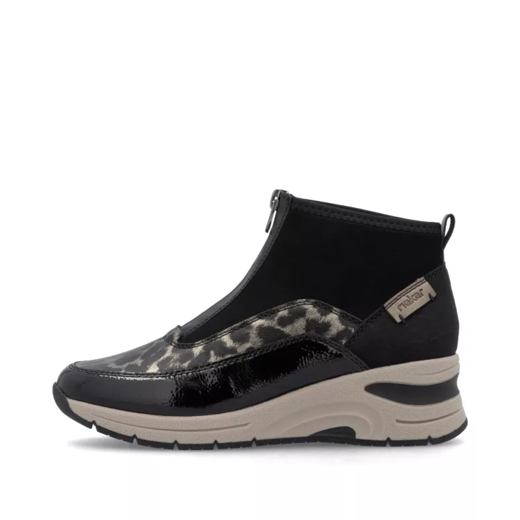 Chaussures montantes léopard de la marque Rieker. Référence : N9362-00 Noir . Disponible chez Chauss'Family magasin de chaussures à Issoire.