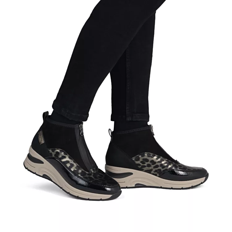 Chaussures montantes léopard de la marque Rieker. Référence : N9362-00 Noir . Disponible chez Chauss'Family magasin de chaussures à Issoire.