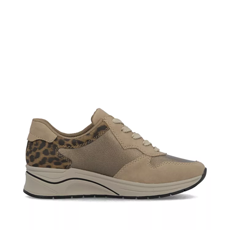 Baskets compensées léopard de la marque Rieker pour femme. Référence : N9503-20 Beige. Disponible chez Chauss'Family magasin de chaussures à Issoire.