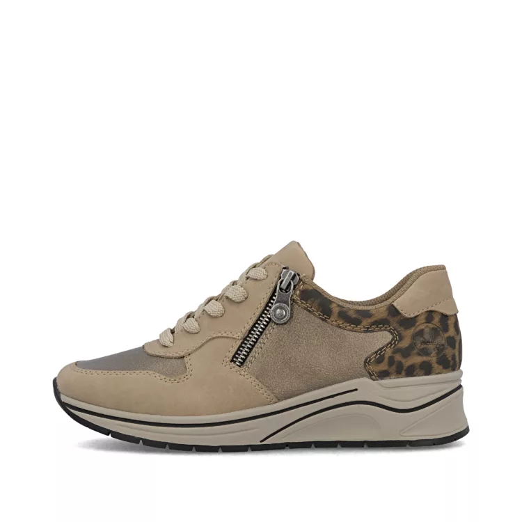 Baskets compensées léopard de la marque Rieker pour femme. Référence : N9503-20 Beige. Disponible chez Chauss'Family magasin de chaussures à Issoire.