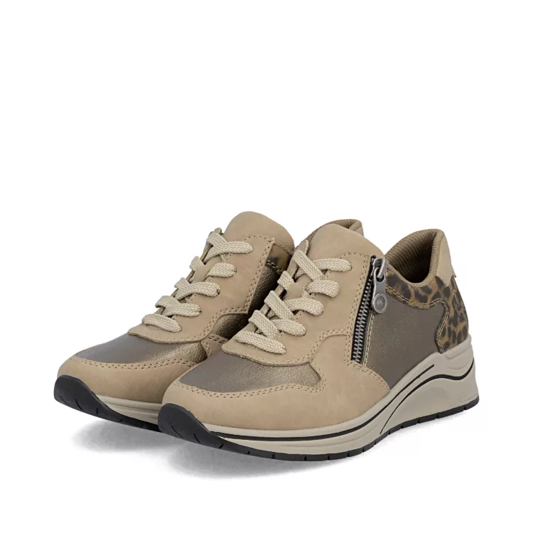 Baskets compensées léopard de la marque Rieker pour femme. Référence : N9503-20 Beige. Disponible chez Chauss'Family magasin de chaussures à Issoire.