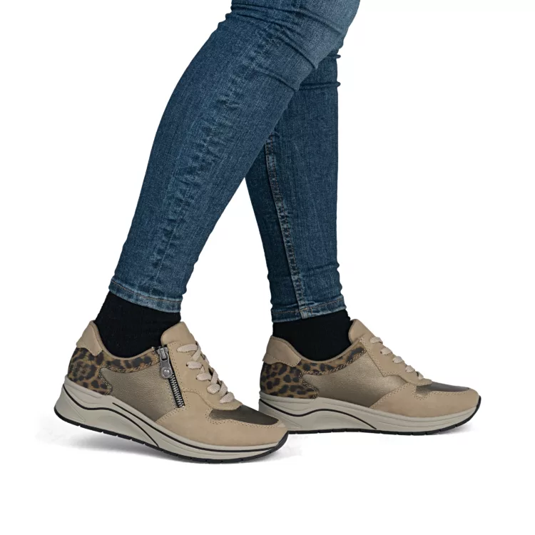 Baskets compensées léopard de la marque Rieker pour femme. Référence : N9503-20 Beige. Disponible chez Chauss'Family magasin de chaussures à Issoire.