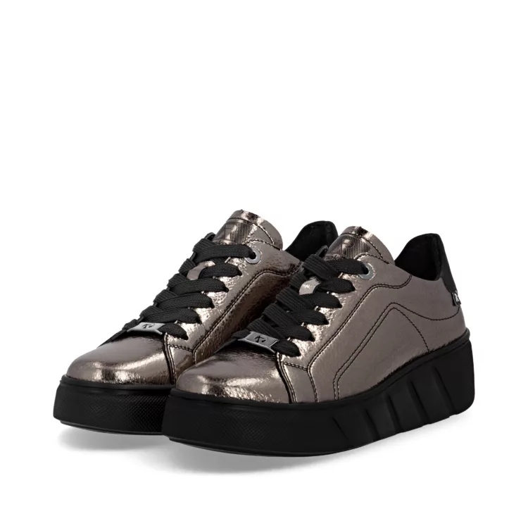 Baskets argentées à plateforme de la marque Rieker pour femme. Référence : W2601-91 Métallique. Disponible chez Chauss'Family magasin de chaussures Issoire.