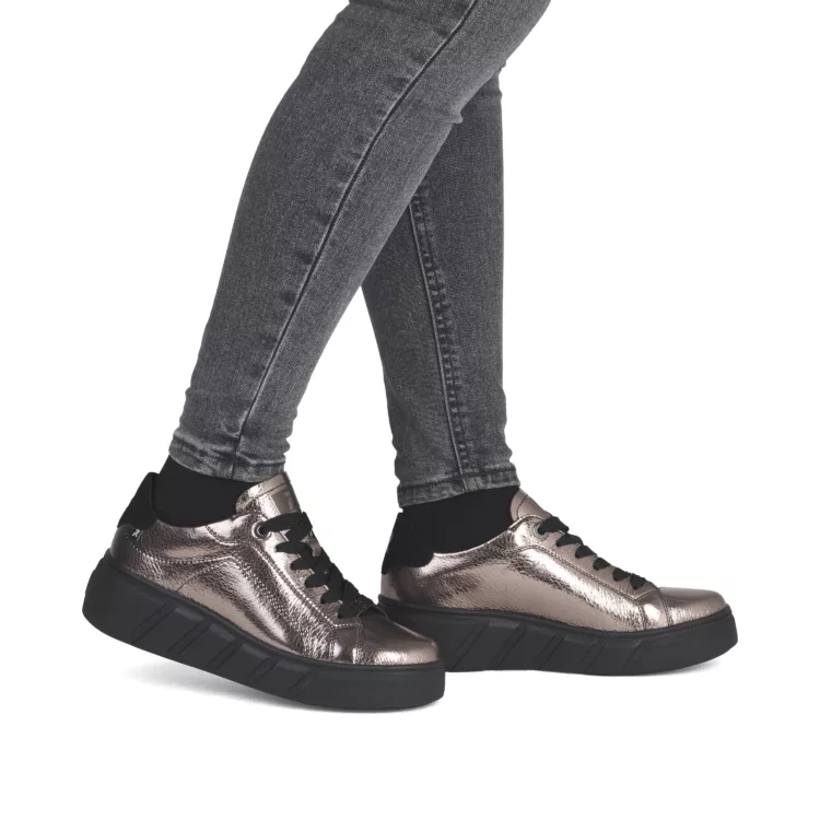 Baskets argentées à plateforme de la marque Rieker pour femme. Référence : W2601-91 Métallique. Disponible chez Chauss'Family magasin de chaussures Issoire.