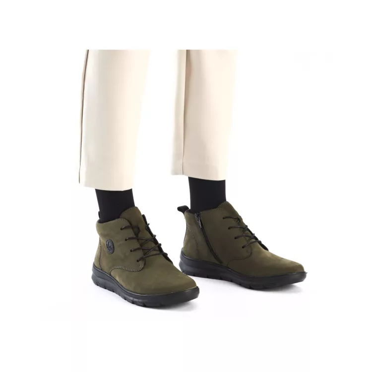Bottines kaki à lacets pour femme marque Rieker. Référence Z0022-54 Kaki. Disponible chez Chauss'Family magasin de chaussures Issoire.