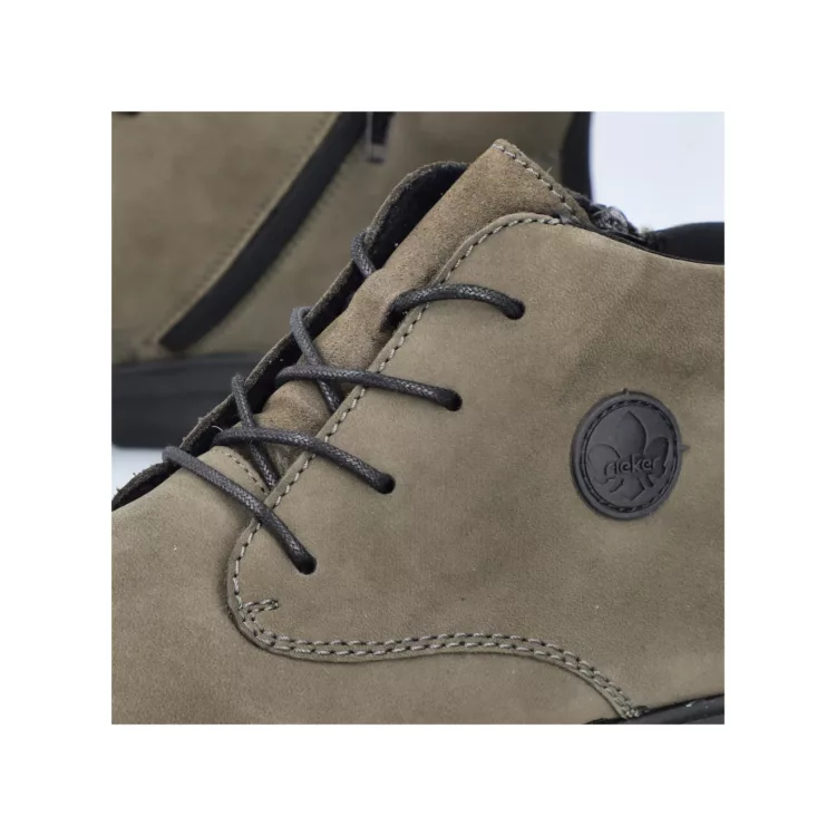 Bottines kaki à lacets pour femme marque Rieker. Référence Z0022-54 Kaki. Disponible chez Chauss'Family magasin de chaussures Issoire.