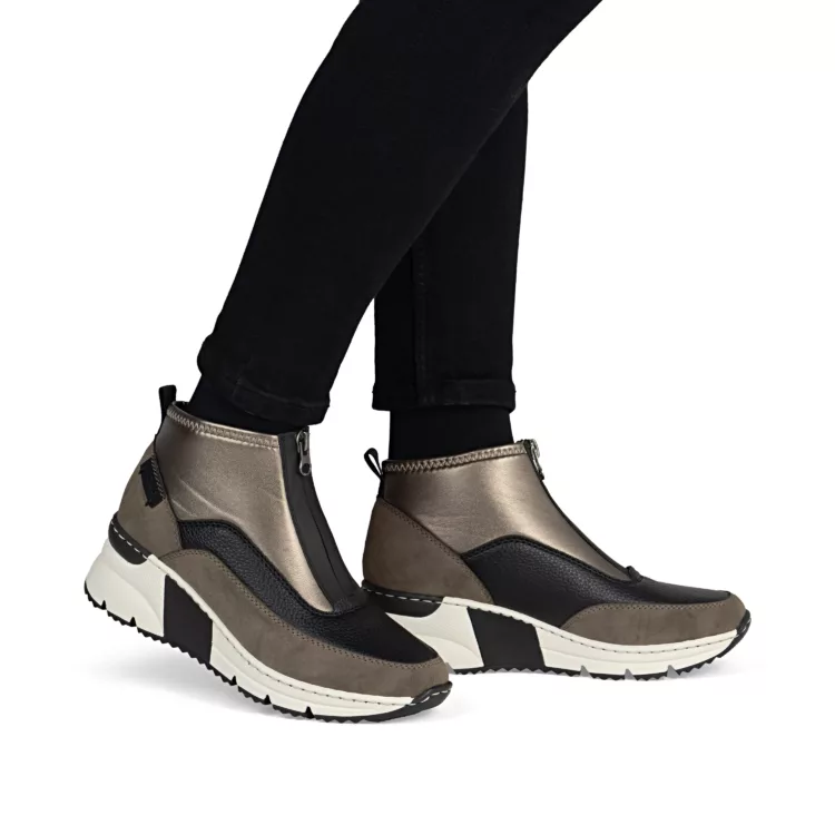 Chaussures montantes à talons de la marque Rieker. Référence : N6352-25 Kaki. Disponible chez Chauss'Family magasin de chaussures à Issoire.