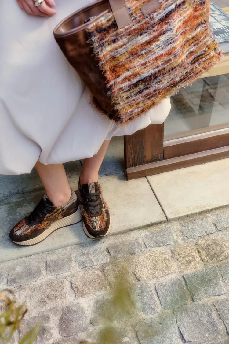Baskets marron de la marque Softwaves pour femme. Référence : 8.95.20/006 Ariana Fondente/Capuc. Disponible chez Chauss'Family magasin de chaussures Issoire