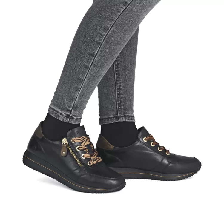 Baskets noires pour femme de la marque Remonte. Référence D0H11-03 Black. Disponible chez Chauss'Family magasin de chaussures à Issoire.