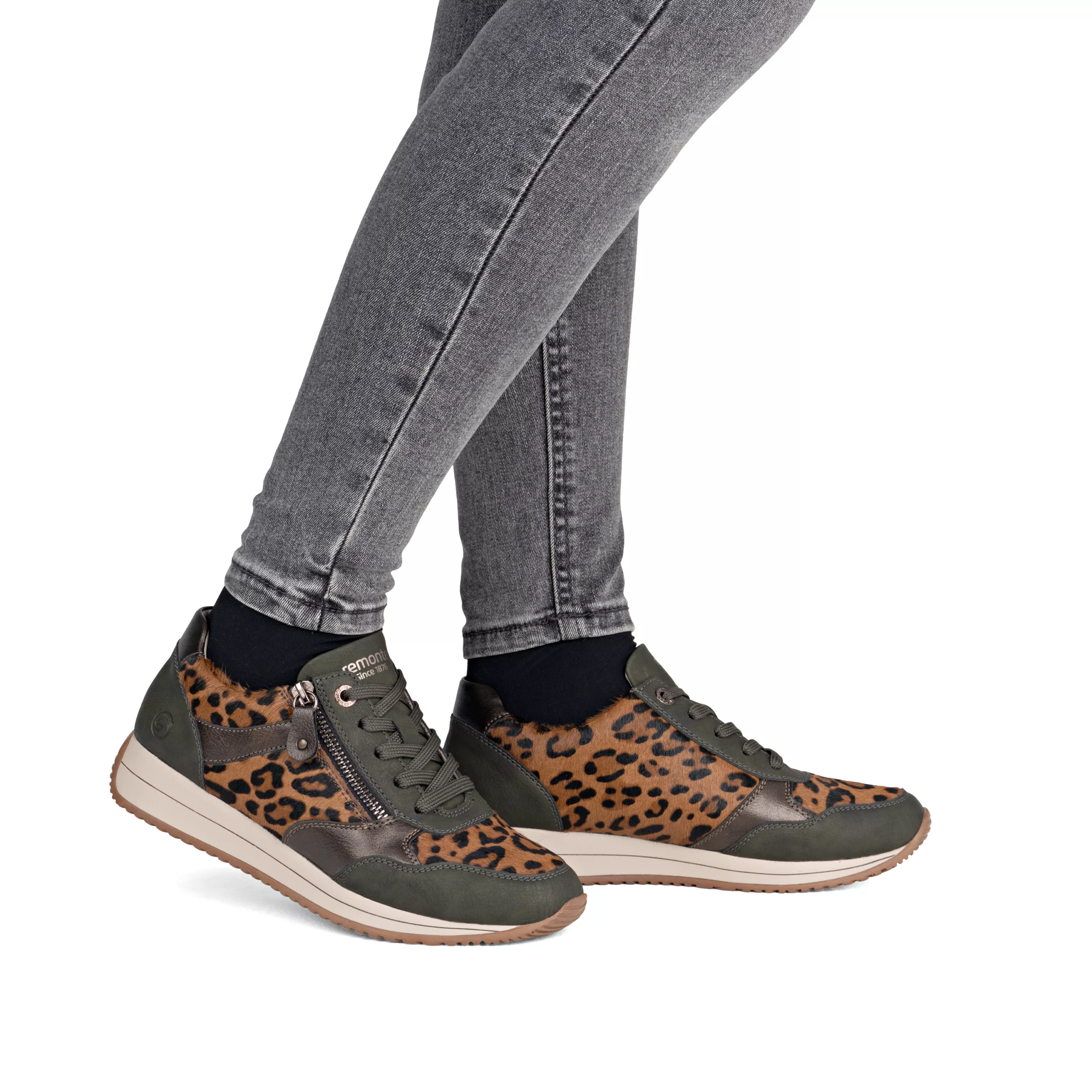 Baskets kaki et léopard pour femme de la marque Remonte. Référence D0H16-90 Kaki. Disponible chez Chauss'Family magasin de chaussures à Issoire.