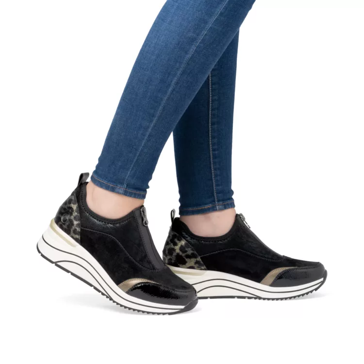 Chaussures compensées noires et léopard ^pour femme de la marque Remonte. Référence D0T08-02 Noir. Disponible chez Chauss'Family magasin chaussures Issoire