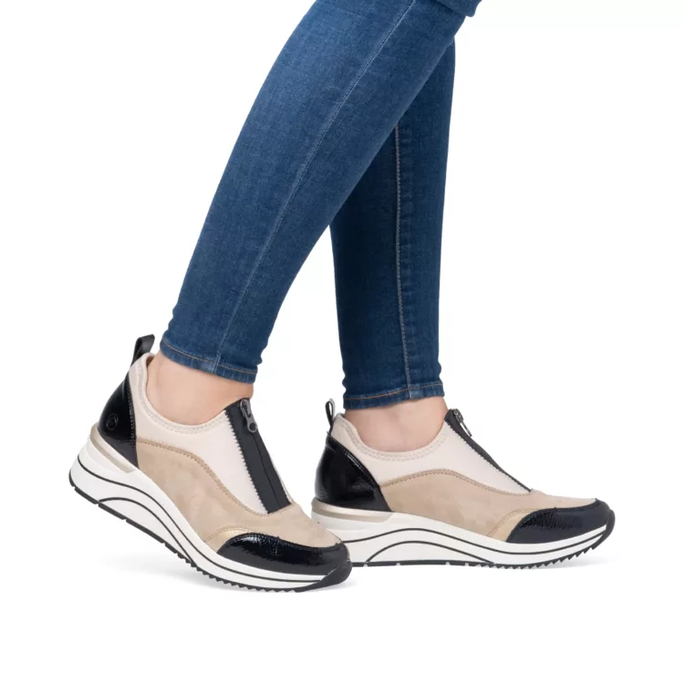 Chaussures compensées beige et noir pour femme de la marque Remonte. Référence D0T08-60 Beige Noir. Disponible chez Chauss'Family magasin chaussures Issoire
