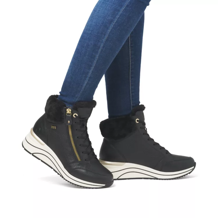 Baskets montantes chaudes de la marque Remonte pour femme. Référence : D0T77-02 Noir. Disponible chez Chauss'Family magasin de chaussures à Issoire.