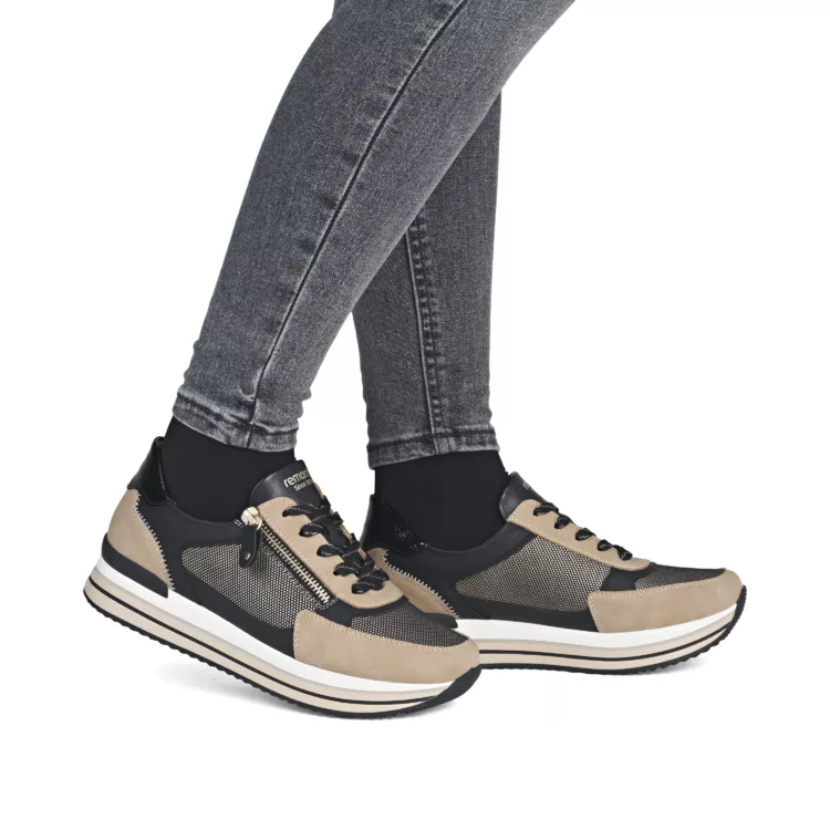 Baskets beige et noire de la marque Remonte pour femme. Référence D1328-04 Beige et Noir. Disponible chez Chauss'Family magasin de chaussures à Issoire.