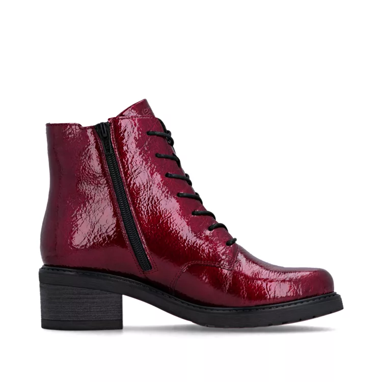Bottines rouges vernies à lacets de la marque Remonte pour femme. Référence : D1A72-33 Rouge. Disponible chez Chauss'Family magasin de chaussures à Issoire.