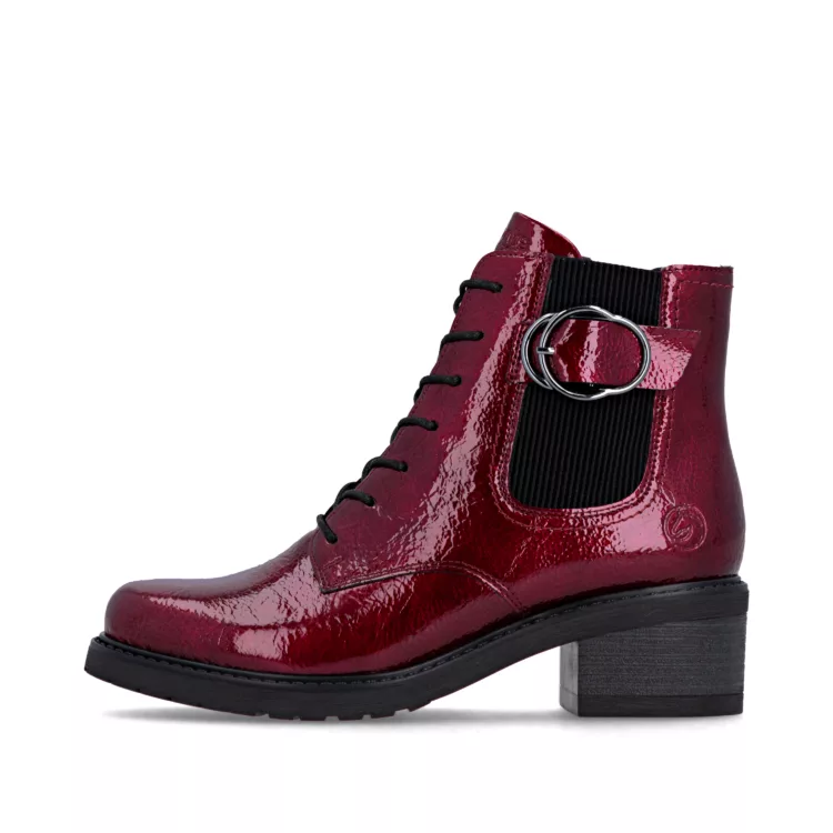 Bottines rouges vernies à lacets de la marque Remonte pour femme. Référence : D1A72-33 Rouge. Disponible chez Chauss'Family magasin de chaussures à Issoire.