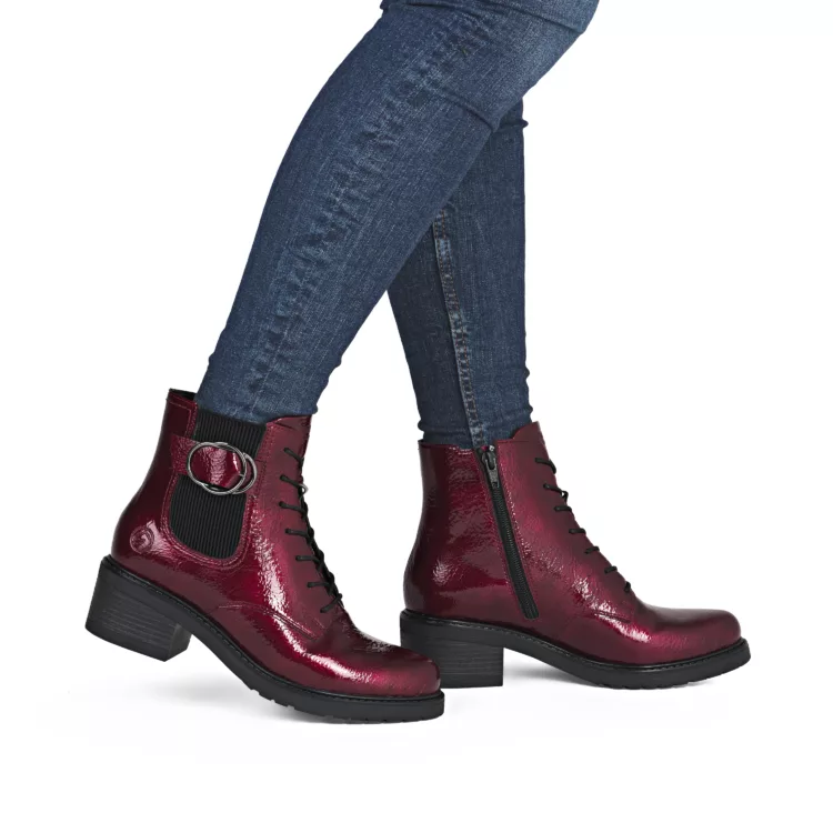 Bottines rouges vernies à lacets de la marque Remonte pour femme. Référence : D1A72-33 Rouge. Disponible chez Chauss'Family magasin de chaussures à Issoire.