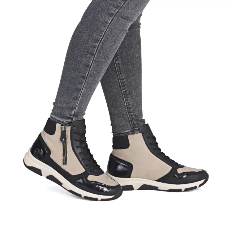 Baskets montantes noir et beige pour femme marque Remonte. Référence D1S70-04 Noir. Disponible chez Chauss'Family magasin de chaussures à Issoire.