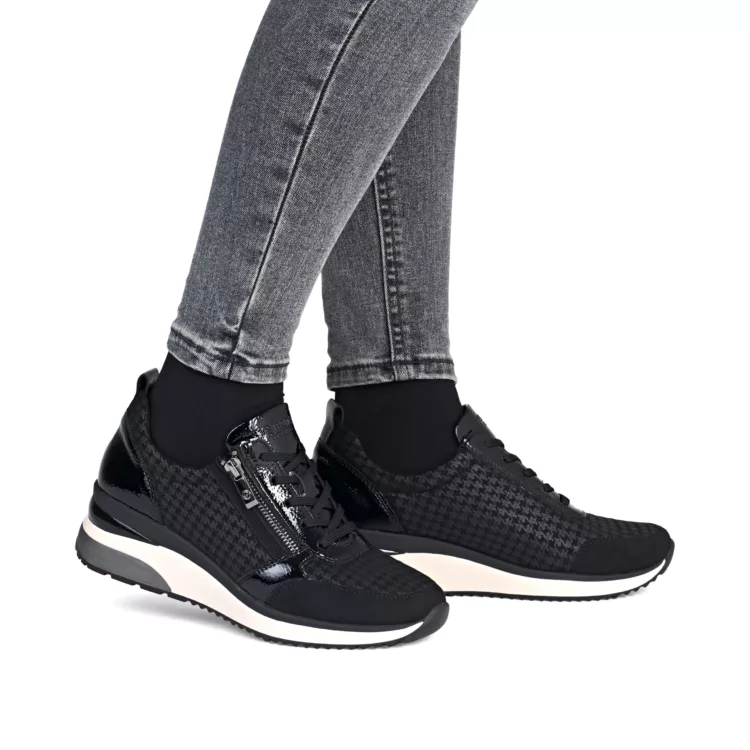 Baskets noires compensées pour femme de la marque Remonte. Référence D2401-08 Noir. Disponible chez Chauss'Family chaussures à Issoire.