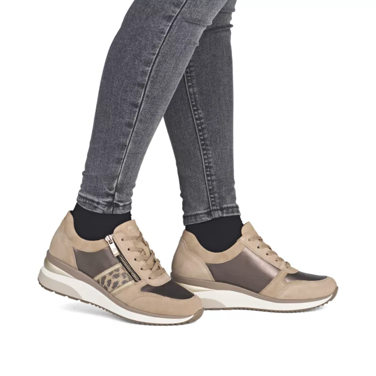 Baskets beiges et léopard compensées pour femme de la marque Remonte. Référence D2418-61 Beige. Disponible chez Chauss'Family chaussures à Issoire.