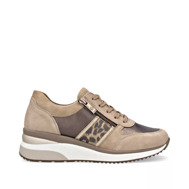 Baskets beiges et léopard compensées pour femme de la marque Remonte. Référence D2418-61 Beige. Disponible chez Chauss'Family chaussures à Issoire.