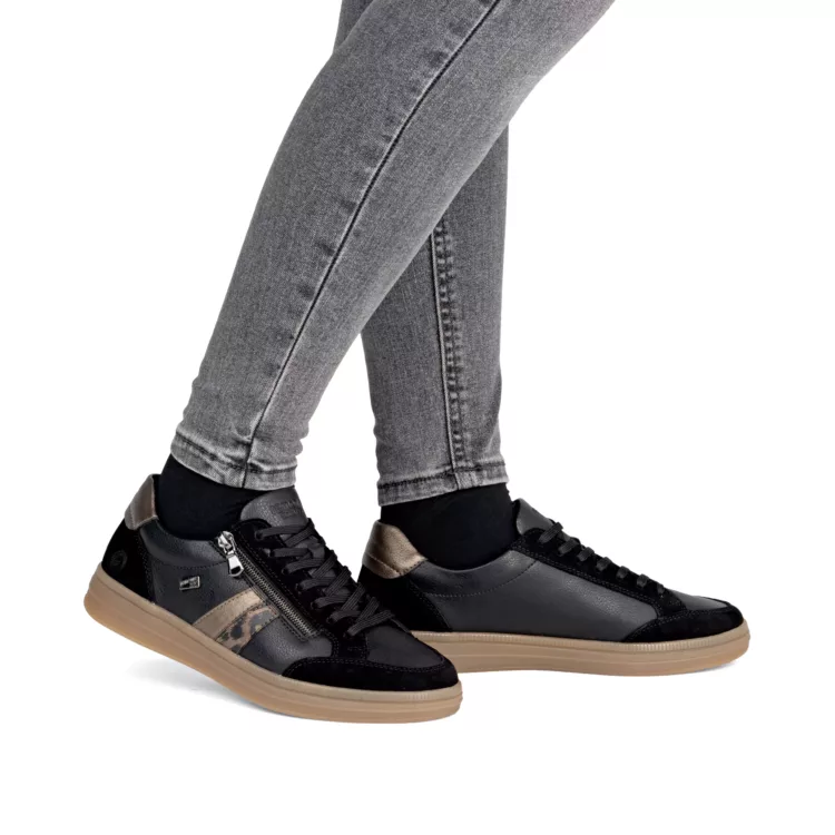 Baskets noires et léopard pour femme de la marque Remonte. Référence D2C04-03 Noir. Disponible chez Chauss'Family magasin de chaussures à Issoire.